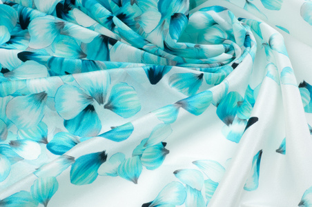 丝绸织物的质地。 蓝色的花，蓝色的，白色的。 摄影工作室