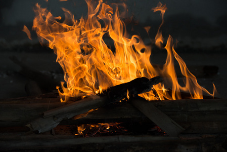 火和木柴架