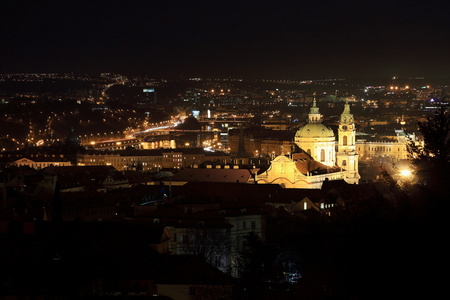 晚上布拉格市与圣尼古拉大教堂，捷克共和国