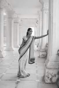 在传统的服装与新娘美丽的年轻印度女子