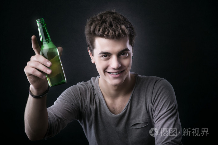 喝啤酒的帅哥