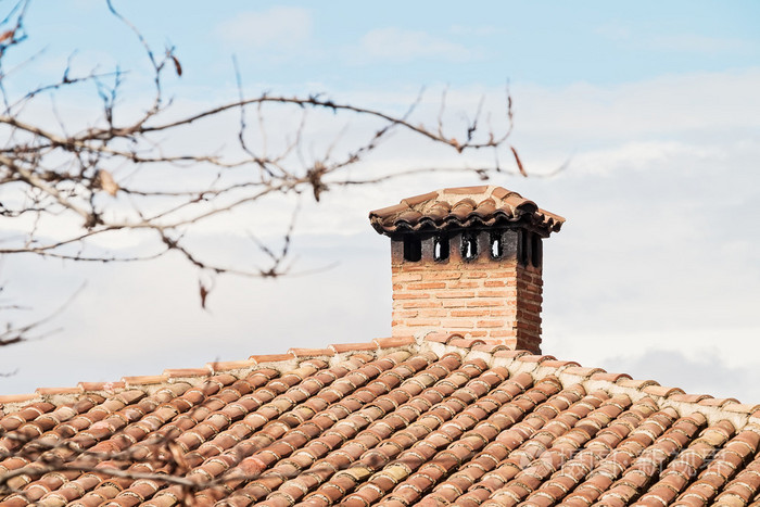 老教堂的屋顶上的烟囱