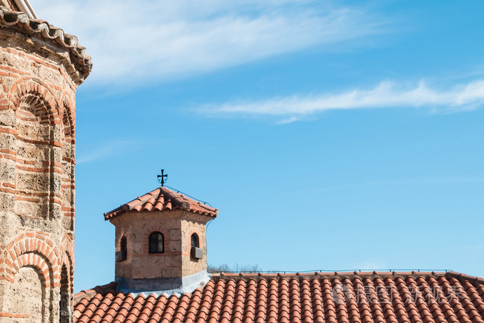 一座老教堂的屋顶上的小塔
