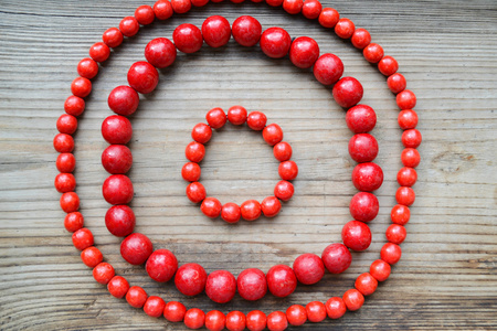 传统乌克兰轮由木头制成的红珠