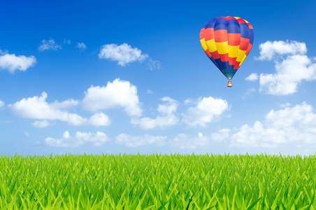 彩色热气球在绿色的田野