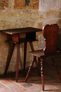老式的木椅和桌子