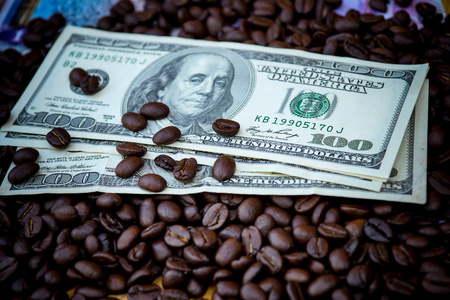 钱和烤咖啡豆
