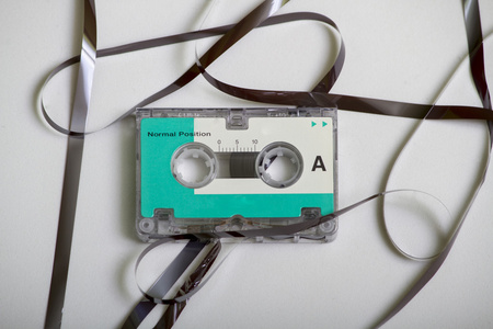 复古内一台磁带录音机被吃掉的老式的微型盒式磁带