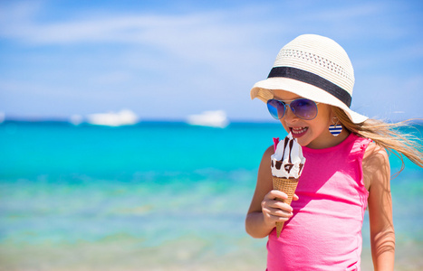 冰激淋热带海滩上的小可爱女孩