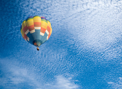 热空气气球和 cloudscape 背景