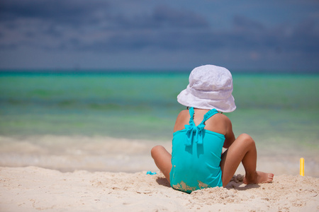可爱的小女孩，在度假期间在热带海滩玩