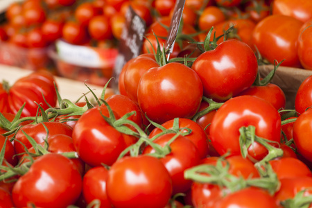 新鲜成熟的西红柿市场柜台上
