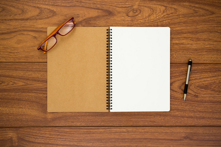 木材的背景上的空白日记照片