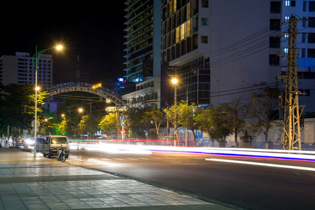 在夜间的街道上的交通城市街道在晚上照片