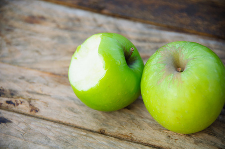 苹果木背景 水果或健康的水果上木制的背景上