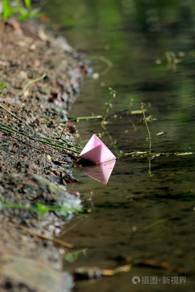 纸小船在水上漂浮