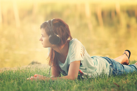 女人听音乐