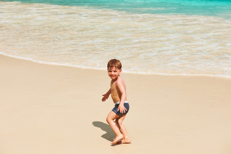pojke leker p stranden