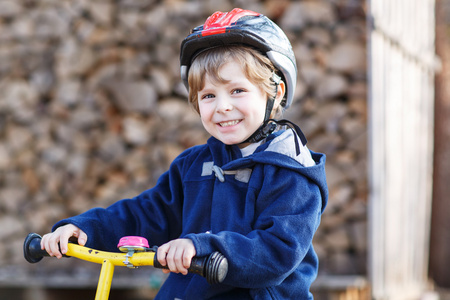 小男孩骑着自行车在村庄或城市