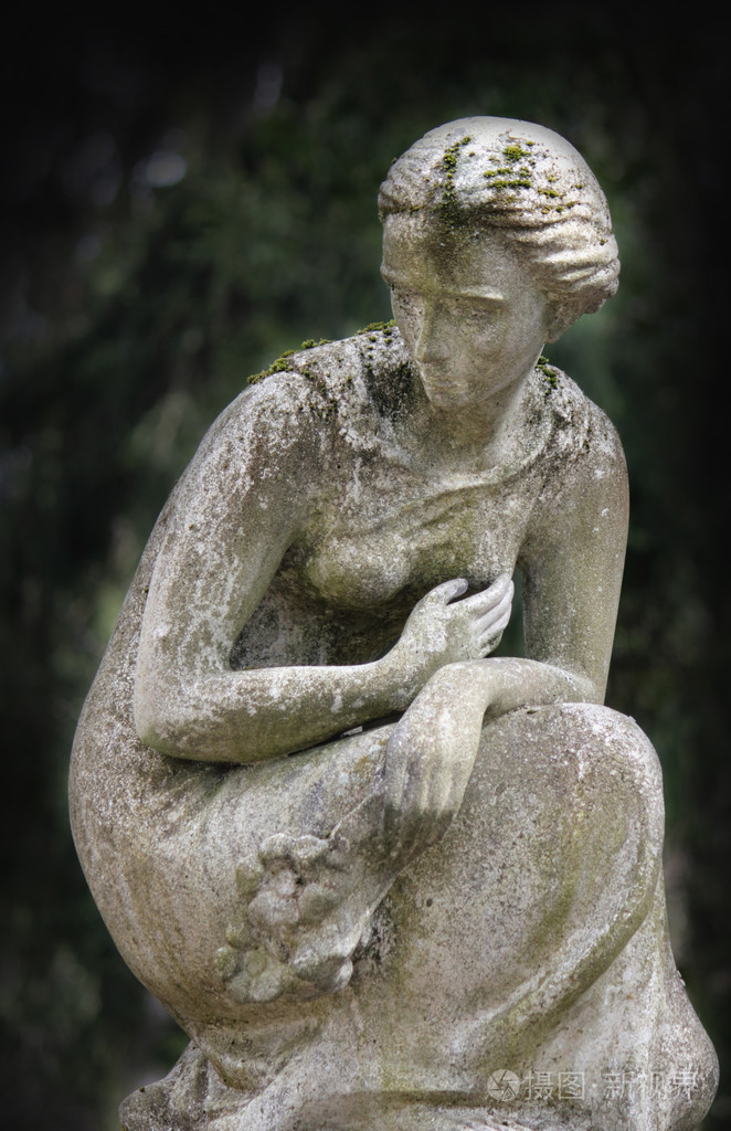 妇女在墓上的雕像