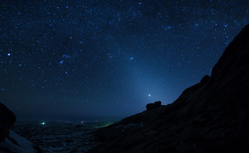 夜空中沙漠山图片