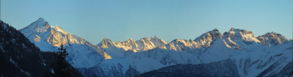 阿尔卑斯山雪冬天日落全景视图