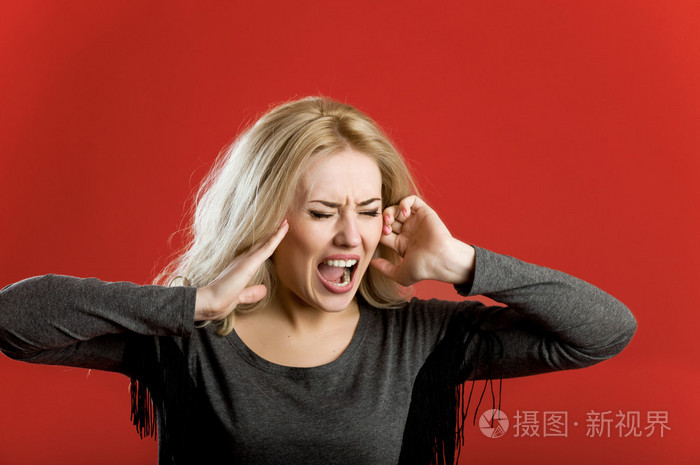 一个女人在愤怒的尖叫声