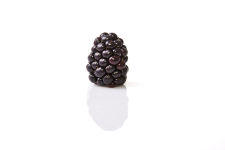 一个新鲜成熟的黑莓