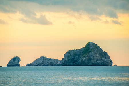 在夕阳下龙湾