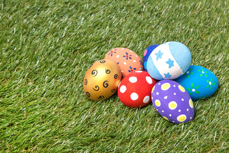 堆的手工制作复活节彩蛋在草地上