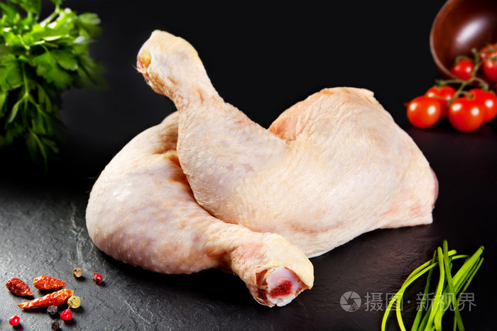 生肉番茄白大腿未煮熟的家禽鸡