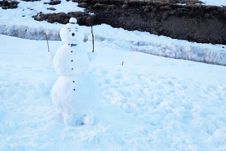 冬天的雪上空的搞笑雪人