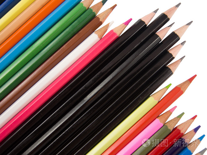 多个蜡笔和黑色的钢笔对角线