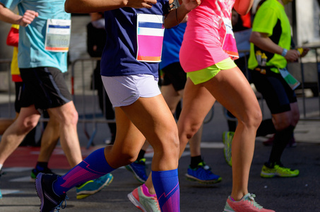 马拉松赛跑，在路上，人脚妇女运行