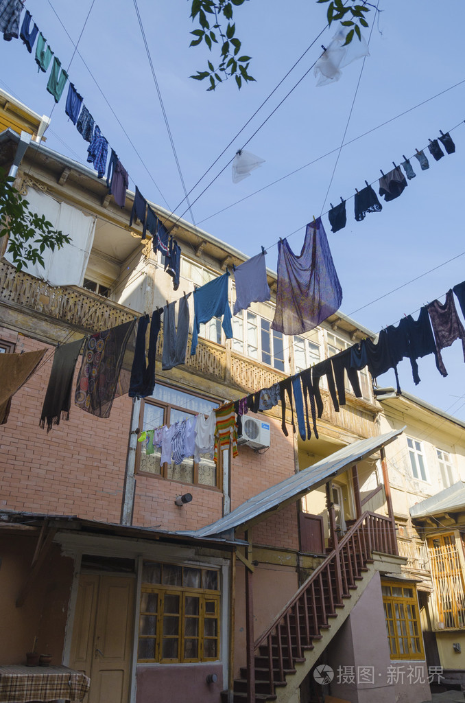 晾衣服的公寓房内院