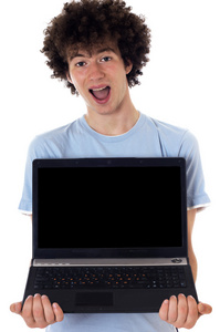 男性用惊讶的表情，在笔记本电脑上