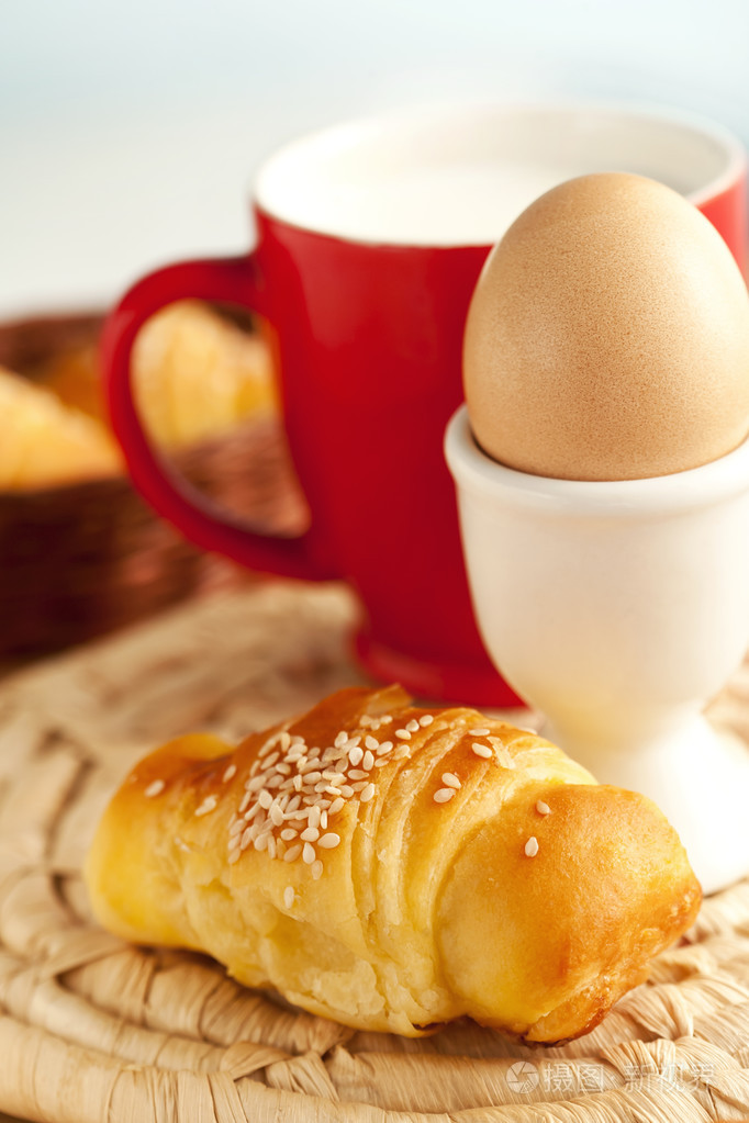 美味的早餐，用牛角面包和鸡蛋