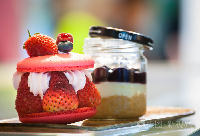 与新鲜草莓草莓杏仁饼