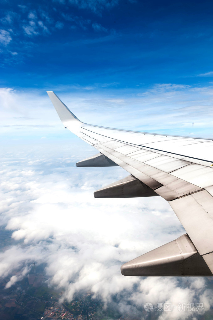 飞机机翼上云端飞行背景