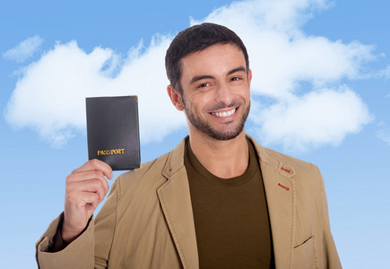 年轻有魅力的旅行者男子手持护照微笑快乐和自信