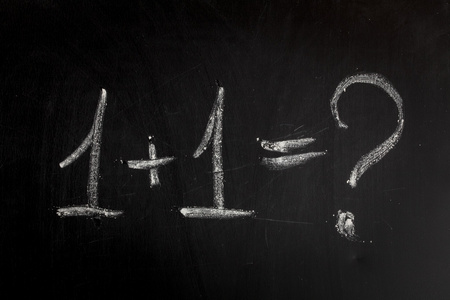 粉笔数字粉笔在黑板上的数字照片