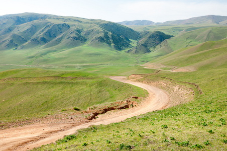 山路。山，山，山。哈萨克斯坦。天山。亚述高原
