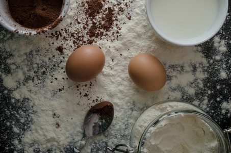 家里的鸡蛋 面粉和可可粉