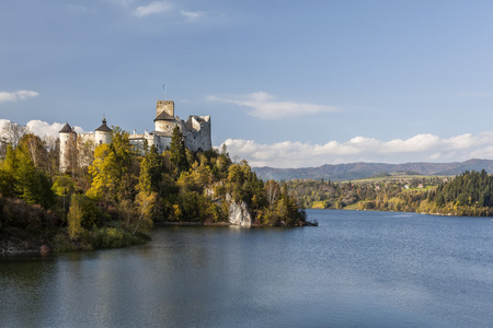 niedzica 城堡在 czorsztyn 湖