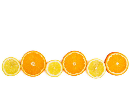 切碎的橙和柠檬上白色 backgroundv