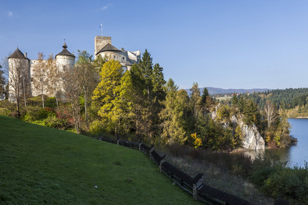 niedzica 城堡在 czorsztyn 湖