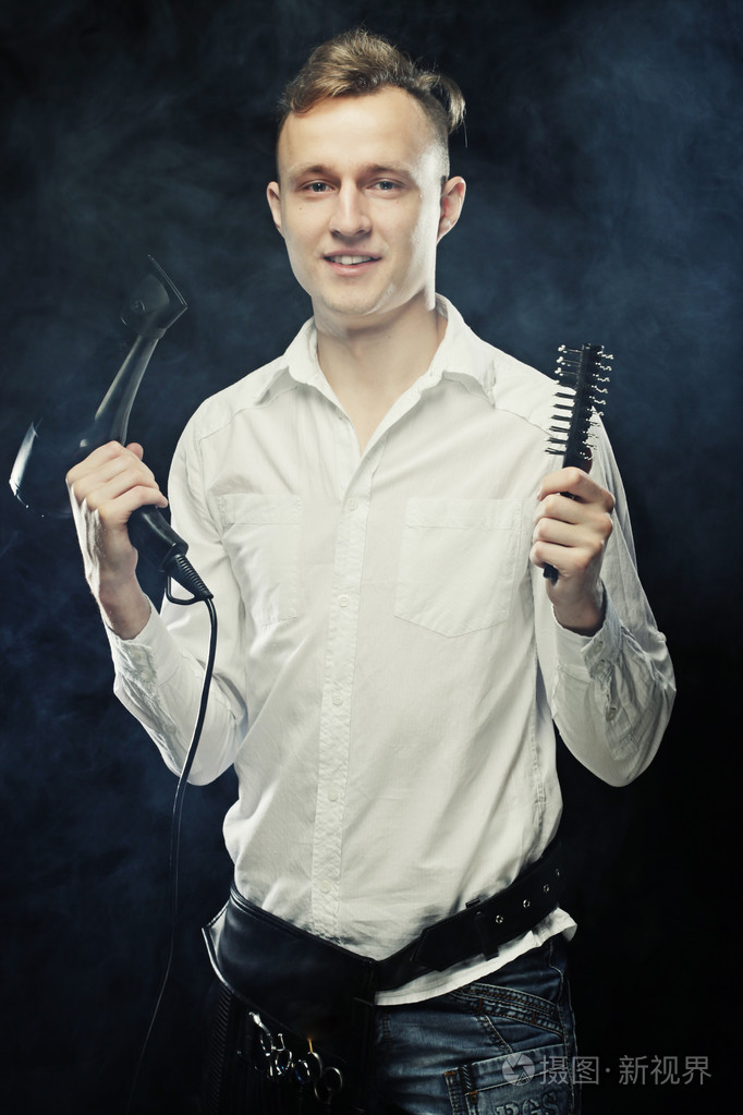 年轻的发型师的肖像