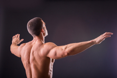 健美运动员展示他的肌肉