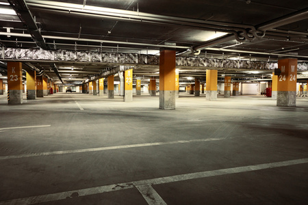 形象的停车场车库地下内部，黑暗工业埠