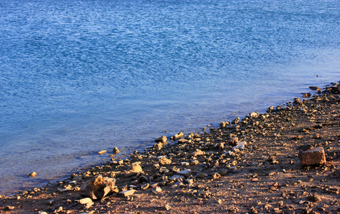 日落时的海边。 海蓝水背景。